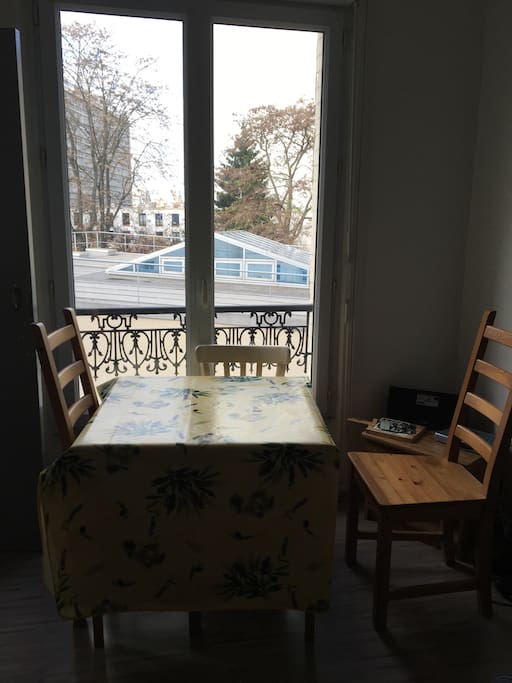 Salon: table à manger avec 4 chaises