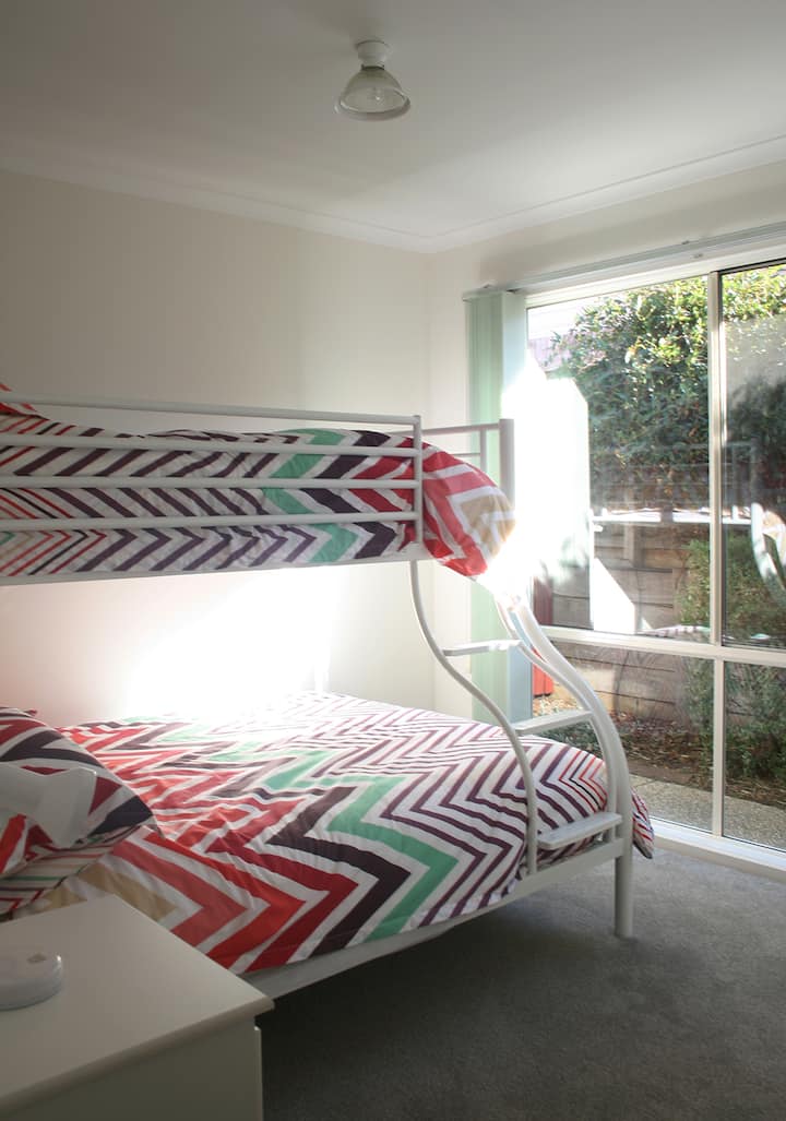 Спалня 2 - с двойно легло и единично легло в горната част и вградени халати