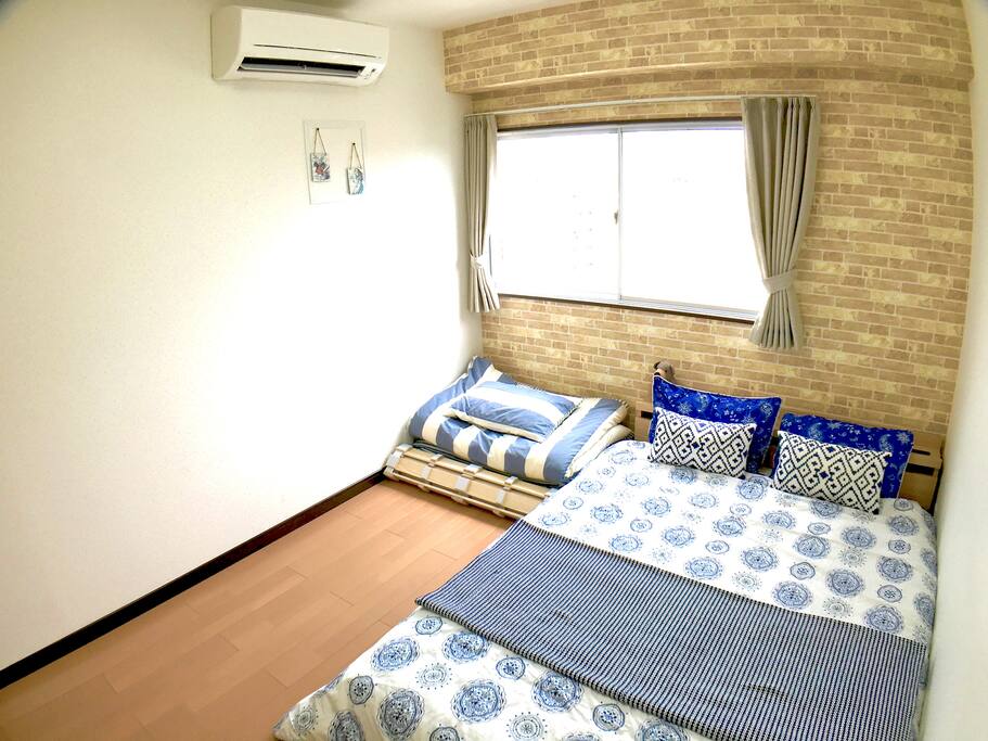 Comfortable double bed in the bed room.
ダブルベッドが快適。ベッドルーム。