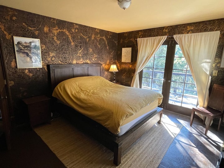 Главна спалня на главния етаж.