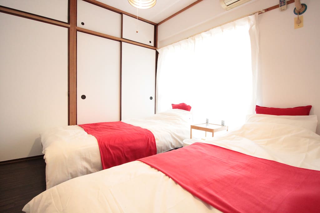 Bedroom with two single size bed.