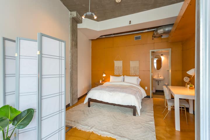 "We LOVED our stay! The area felt safe, full of things to do, but didn't have the noise of being downtown. The unit perfectly suited our needs, and the pictures represented the condo exactly. Would recommend this place!"

Permit #2017006329