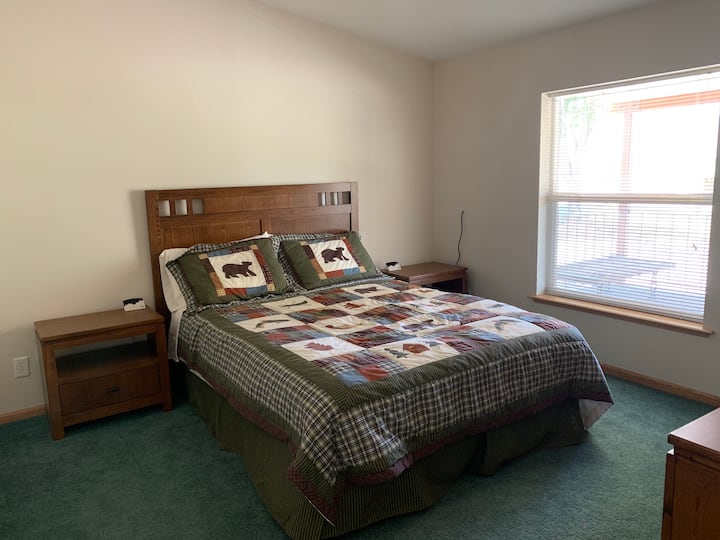 მე-2 საძინებელში არის ორადგილიანი საწოლი 2 ღამის სადგამით, 6 უჯრიანი კომოდი სარკით და კარადა საკიდებით. 