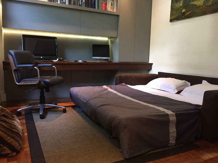 Abre el sofá cama en la tercera suite reversible. 