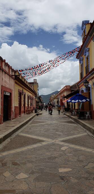Sobre el Andador Turístico Guadalupano podrás contemplar la arquitectura colonial que aún se conserva en uno de los barrios más importantes de San Cristóbal de Las Casas, Chiapas., México.