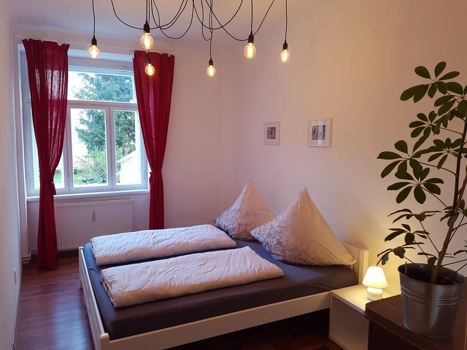 Schlafzimmer mit Blick in den Hof