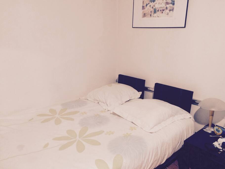 Lit deux places avec draps