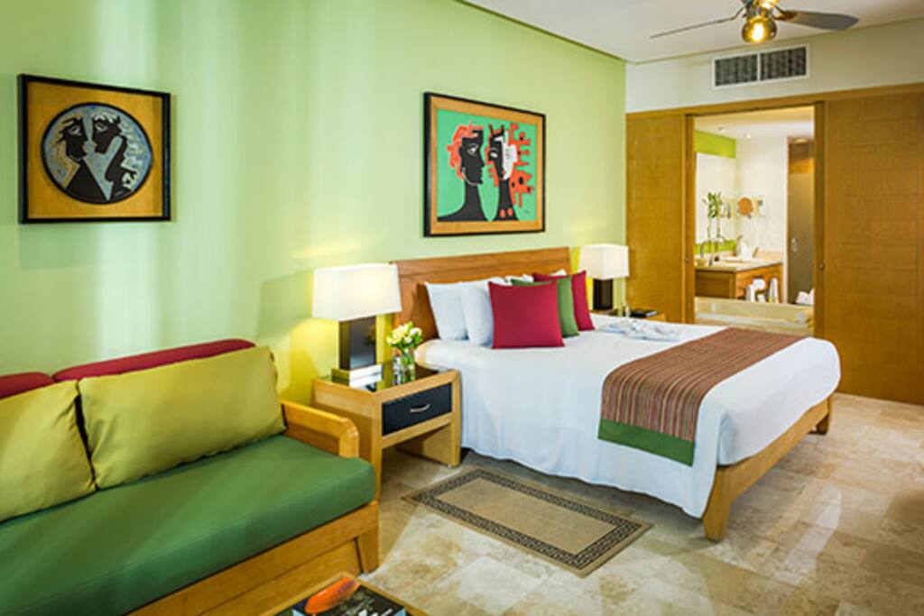ALCOBA 1 CON SOFA, POLTRONA,
BAÑO Y JACUZZI