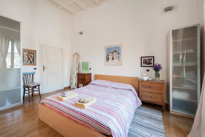 מיטת קינג סייז בקומת רצפה - מצלמה אל פסנתר