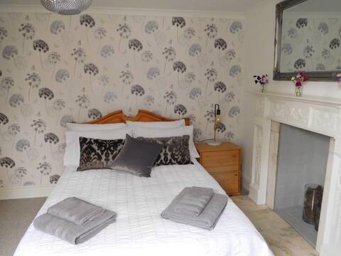 Central Regency basement flat with free parking