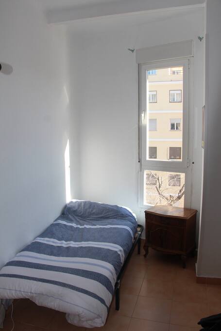 La habitación, luminosa y acogedora