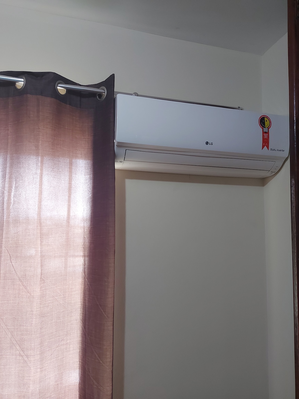 มีเครื่องปรับอากาศอินเวอร์เตอร์แบบแยกส่วนในทุกห้อง 