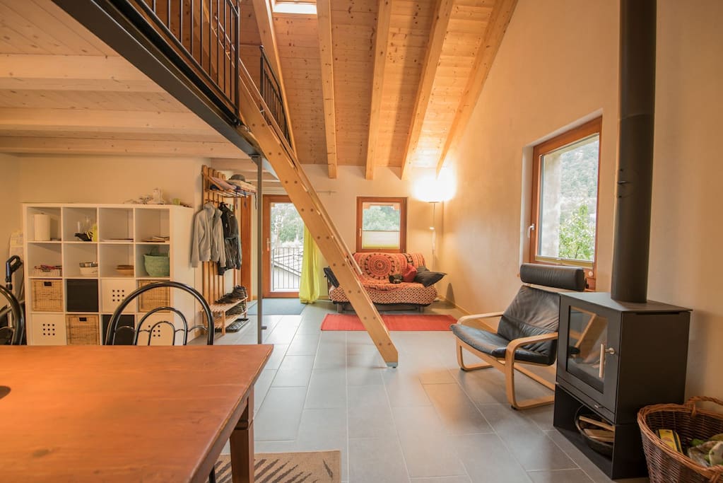 Wohnzimmer mit Holzofen