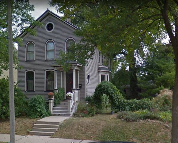 Your Own Room in an Historic Home - Free Parking