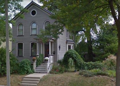 Your Own Room in an Historic Home - Free Parking