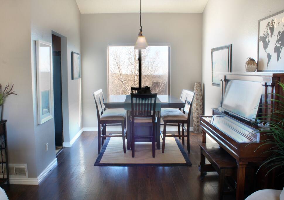 Dining room - share your musical talent (or lack of) with guests over dinner!
