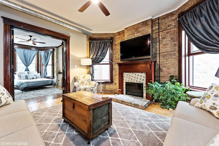 WrigleyVilla – 1/2 Block From Wrigley Field! gallery image 3