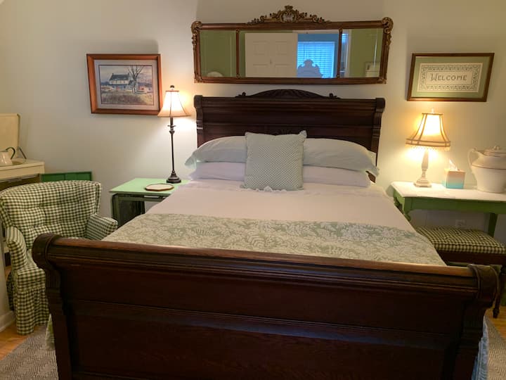 Cama nueva en el dormitorio trasero