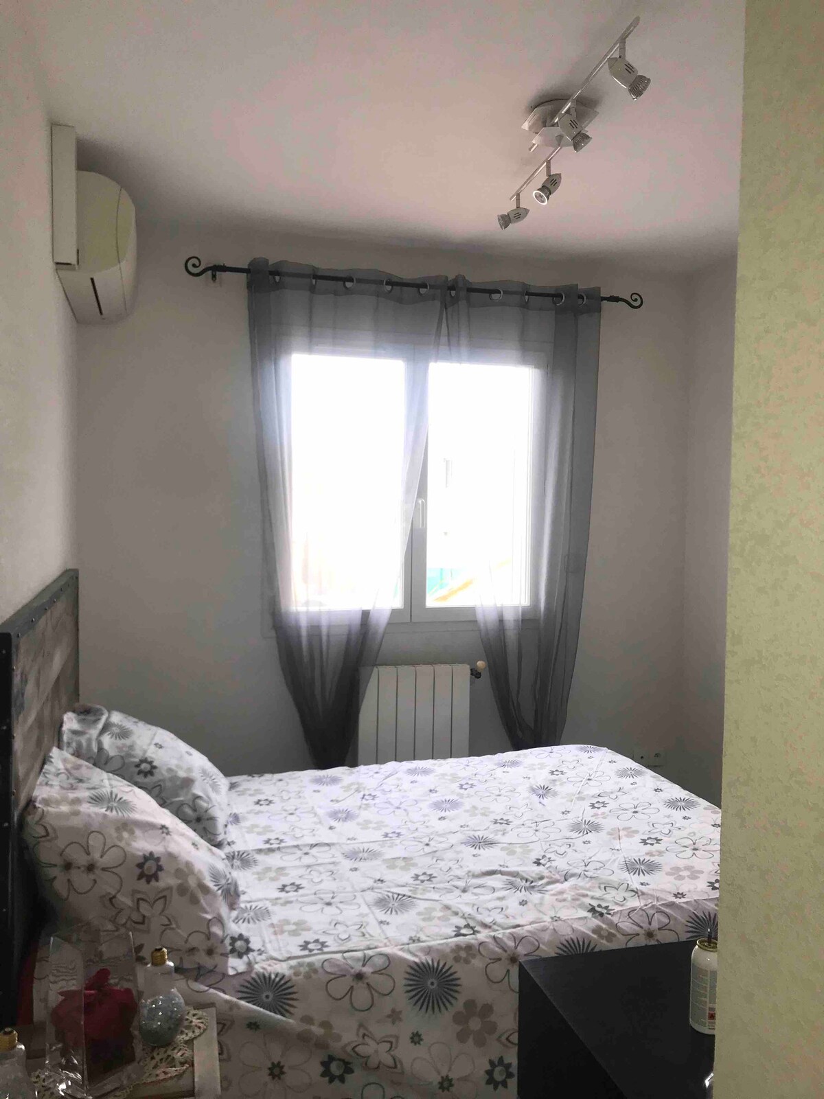 Това е спалнята, климатизирана, независима с двойно легло, спално бельо може да бъде поставено на ваше разположение , свържете се с мен
Складиране и офис помещения също са на ваше разположение