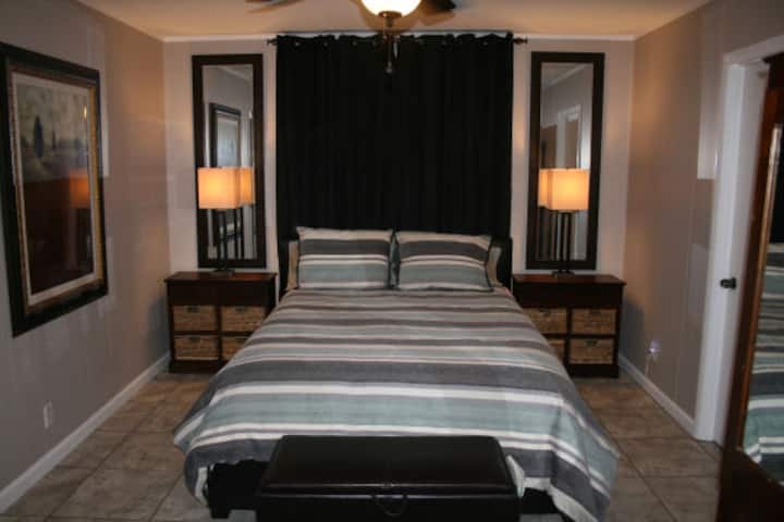 Chumba cha kulala kilicho na kitanda cha ukubwa wa malkia