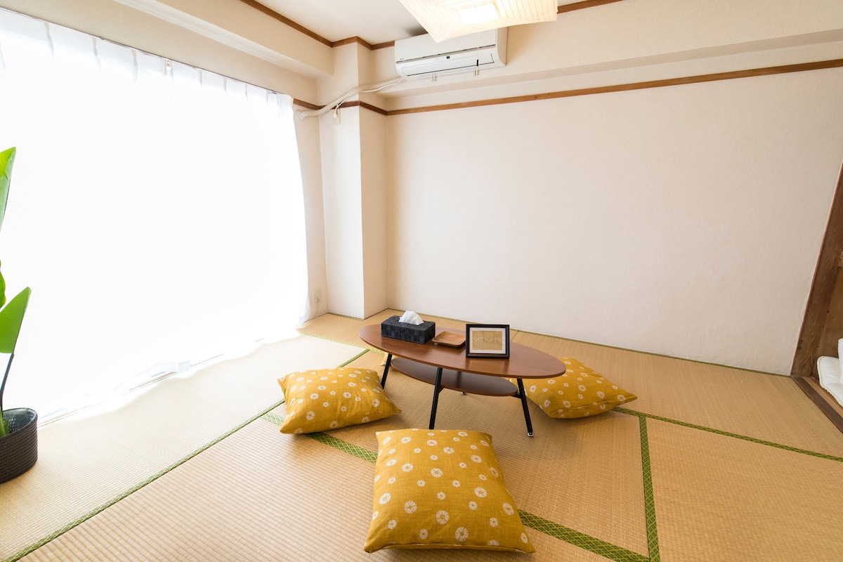 bonita habitación de estilo japonés con vista