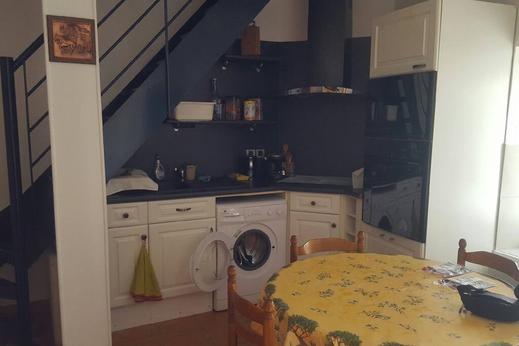 La cuisine équipée plaque électrique et machine à laver le linge