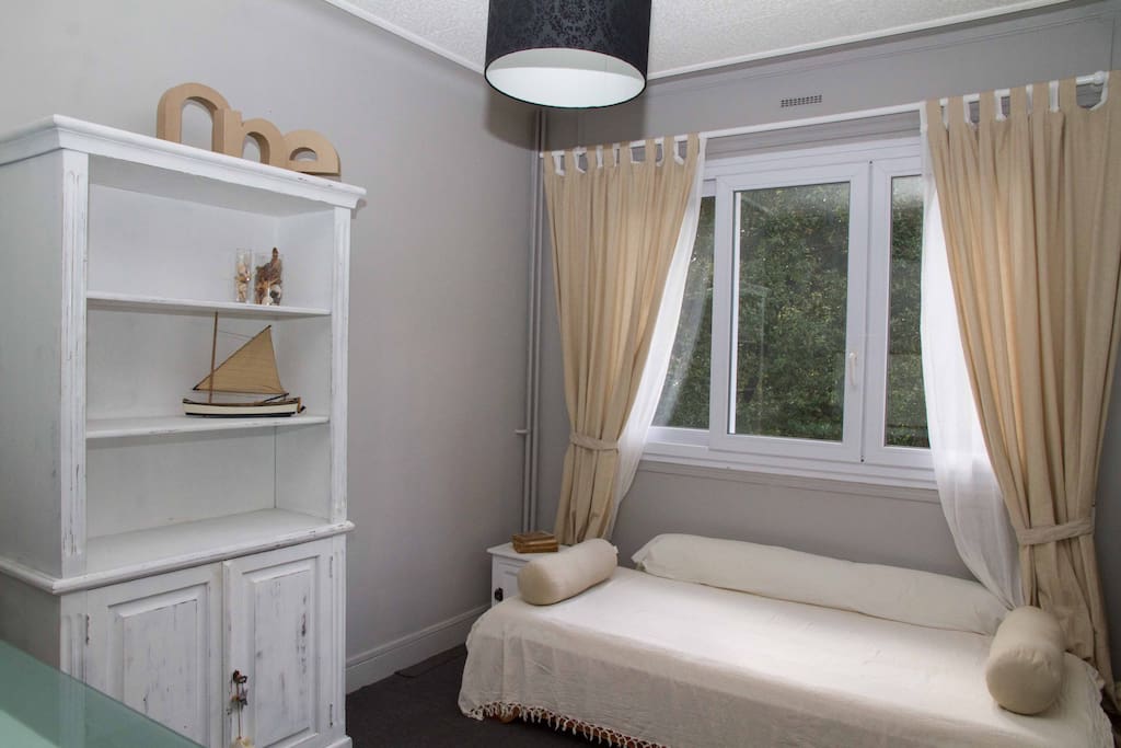 Chambre# 2 - 1 lit simples / 1 bed configuration