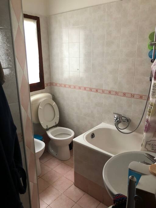 Il bagno si trova difronte
