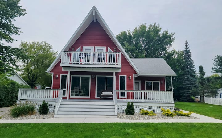 RED RETREAT is the perfect Kelleys Island getaway!