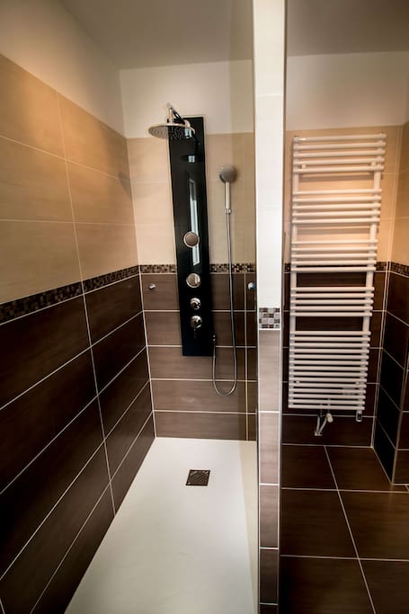 Avec sa douche italienne