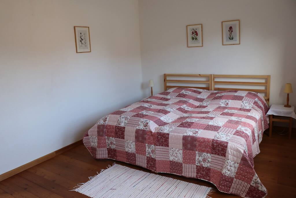 Schlafzimmer mit Doppelbett