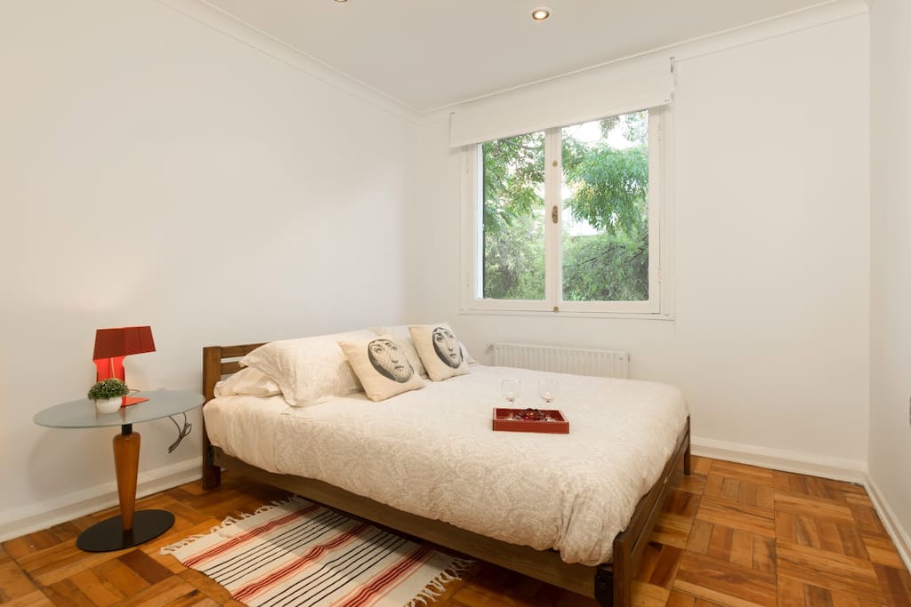 Pieza con cama matrimonial y closets