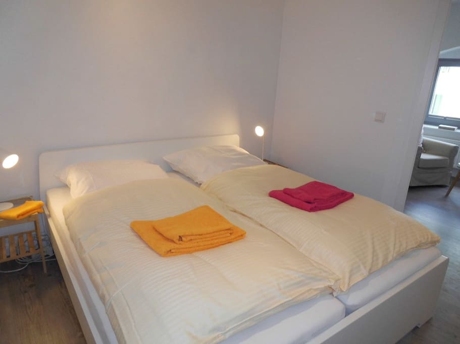 Schlafzimmer mit Doppelbett 180 x 200 cm