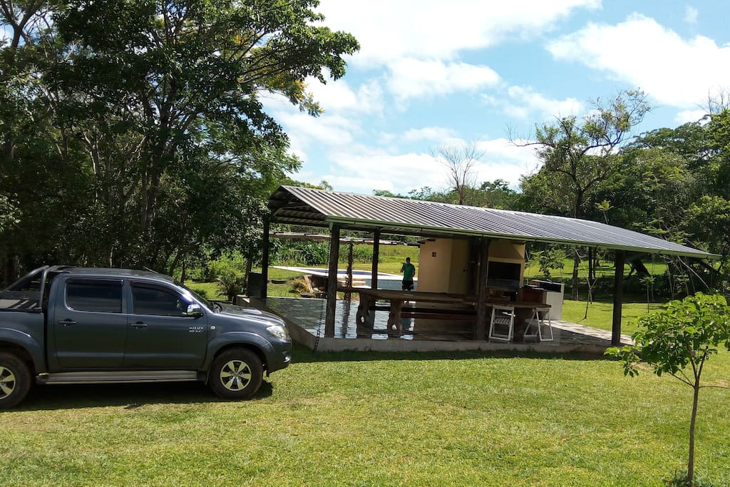 Amplio quincho con mesas y sillas