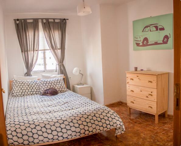 Habitación acogedora en Santa Cruz capital (C)