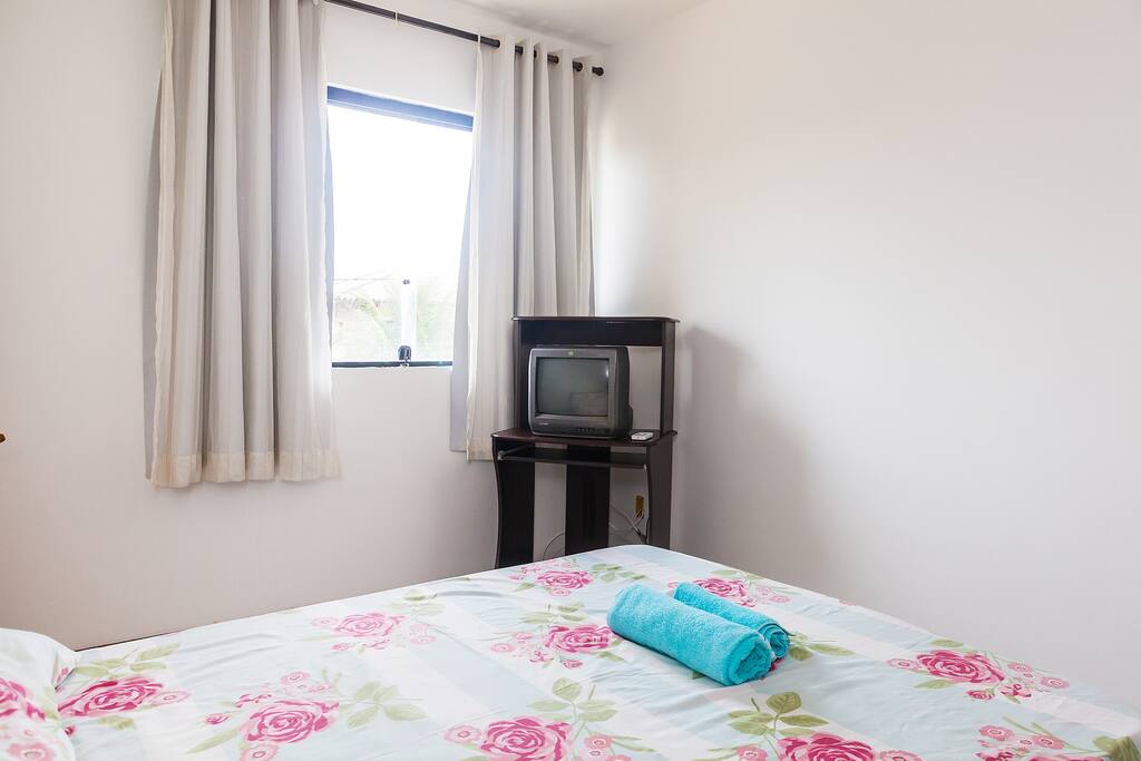 Quarto com Ar condicionado. Informamos que a televisão é meramente ilustrativa. Pode não estar presente quando da locação do imóvel. Nos reservamos a entregar a casa com pelo menos 1 televisão na sala funcionando.