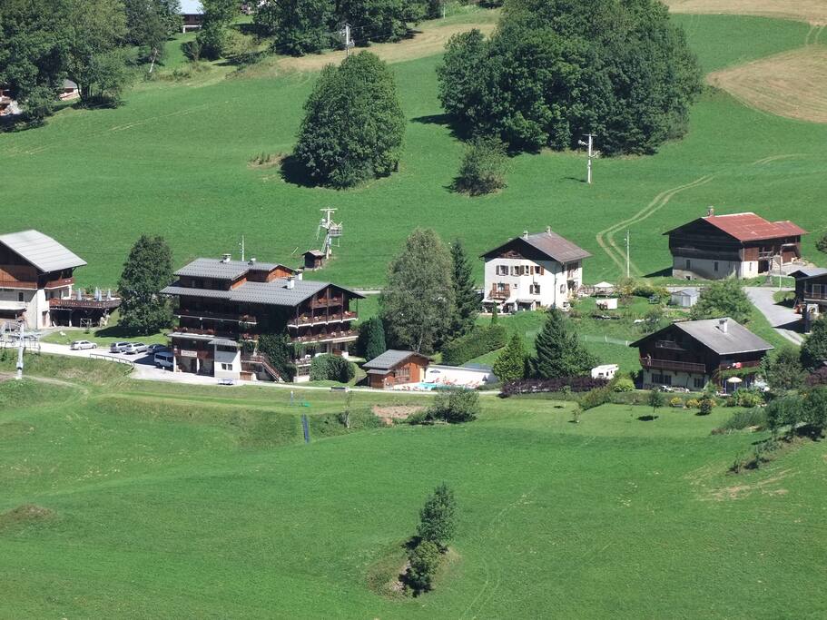 En été,piscine chauffée.
Sauna et jacuzzi été et hiver.