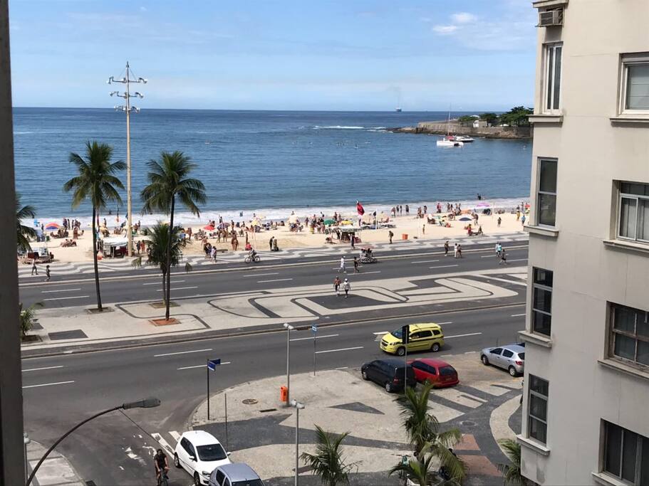 Vista da janela do quarto Queen. Aqui você está a segundos da praia