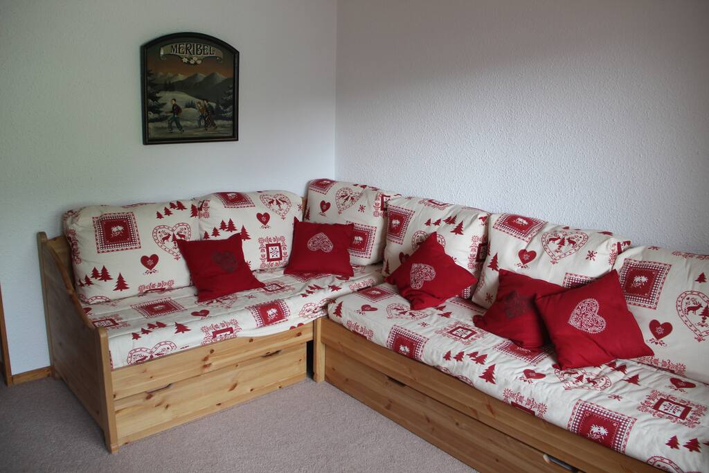 Le coin salon avec lit gigogne et banquette