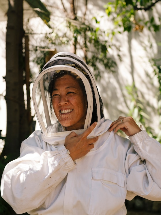 Show full-screen, host-provided image