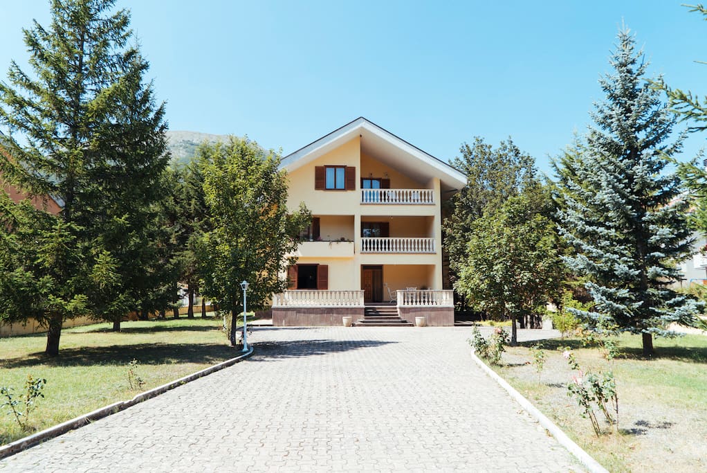 La Villa con viale d'ingresso