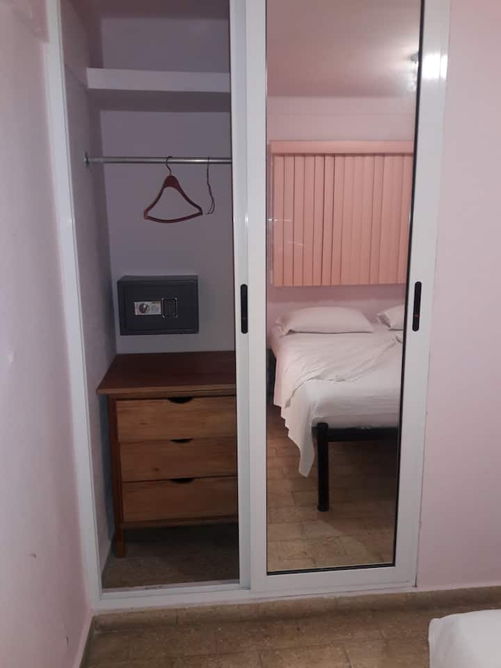 Closet con acomodador y caja fuerte. 