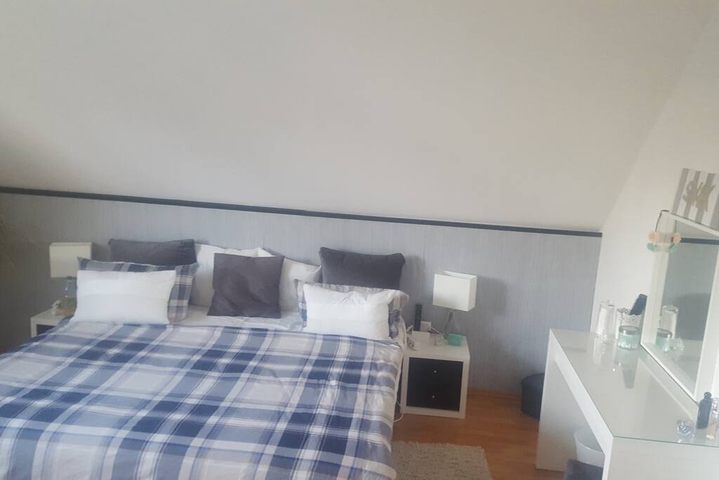 Schlafzimmer mit Wasserbett