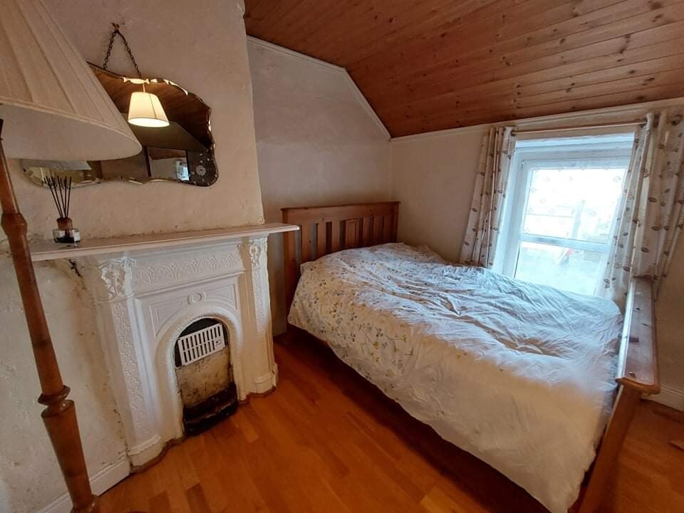 Vous devrez passer par un coin de la chambre 1 pour accéder à la chambre deux car elle est attenante.