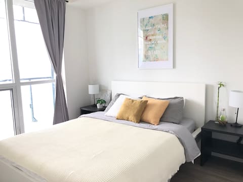 Downtown by CN Tower, Stunning Lake Views 25th Flr