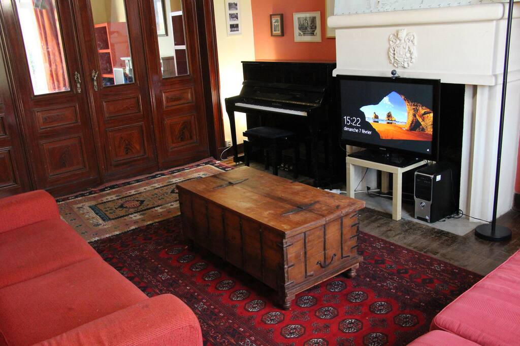 Salon avec écran géant -- Living room
