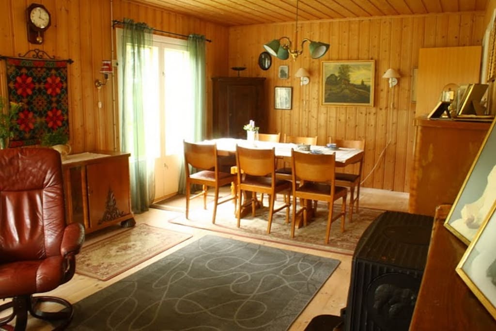 Matbord i vardagsrummet