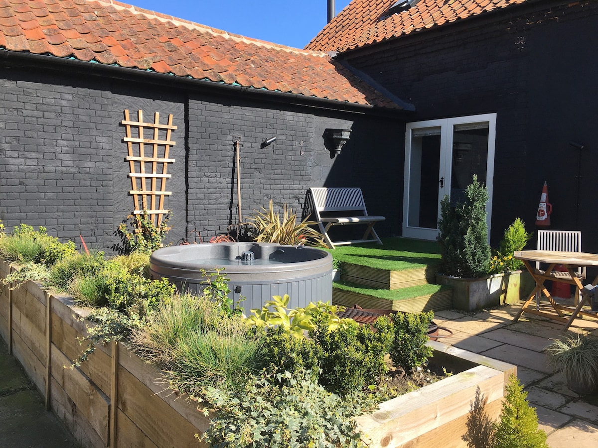 The Loft, Hingham, Norfolk with Hot Tub The Loft, Hingham, Norfolk