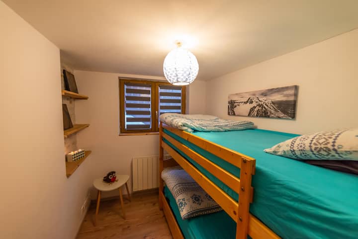 غرفة بسرير بطابقين