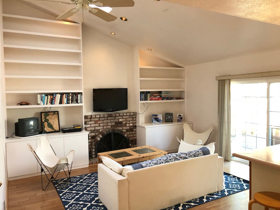 Cozy living area w/flat screen TV, access to deck